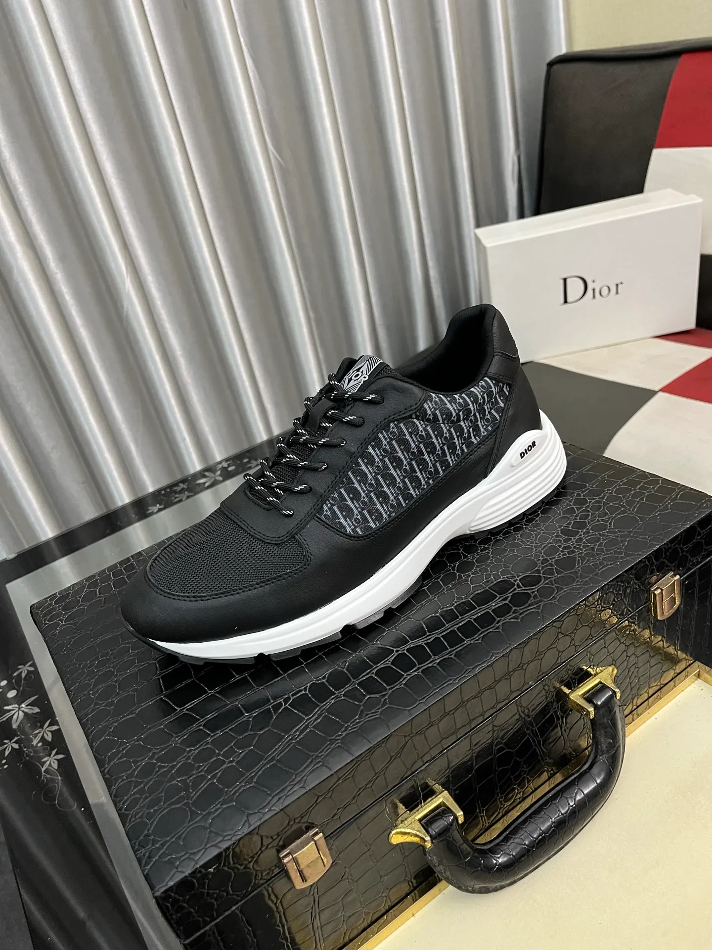 Men's shoes 💰440⌚️⌚️[Dior] The toe is designed to be a bit wider, and the upper foot comfort is perfect. The threads are beautiful, and it fits the pants perfectly. Decorated with various classic details, it is an ideal choice for daily styling. It can be matched with various casual items to create exquisite looks. Fabric: First-layer cowhide/lining sheepskin TPU original outsole Size: 38-444️⃣Colors available